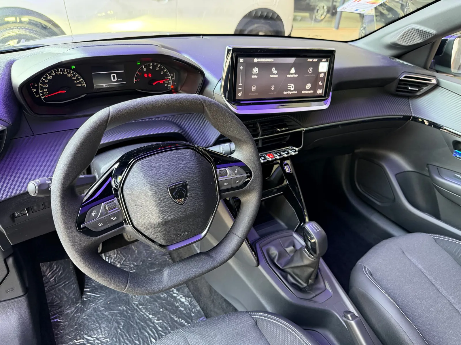 Painel e console central do Peugeot 208 Style 2027