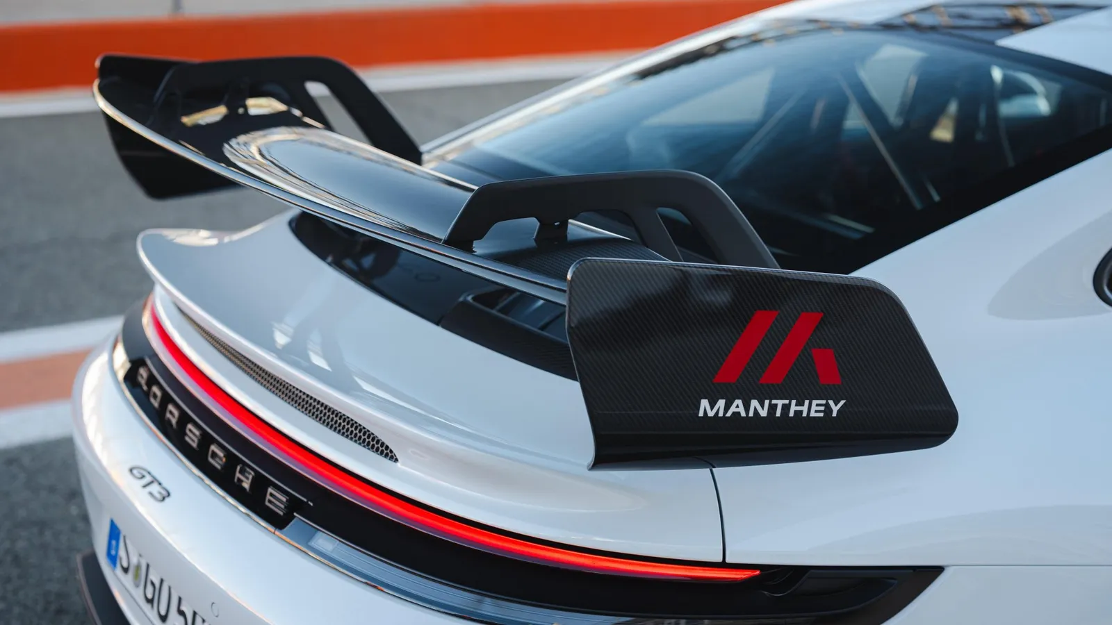 Asa traseira de um Porsche 911 GT3 com o logo da Manthey