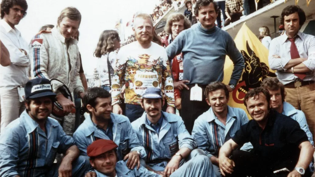 Equipe da Porsche reunida no box em Le Mans nos anos 1970