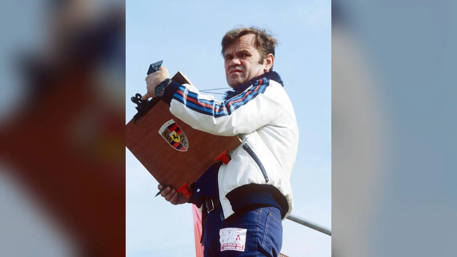 Valentin Schäffer com prancheta e cronômetro nos boxes, em 1978