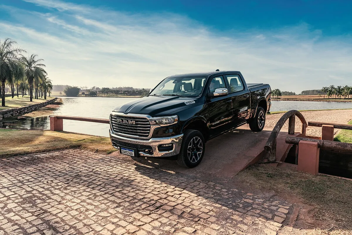Ram 1500 preta estacionada