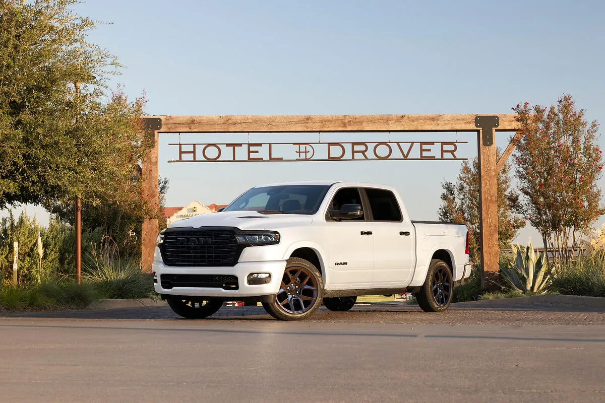 Ram 1500 em estrada de terra levantando poeira