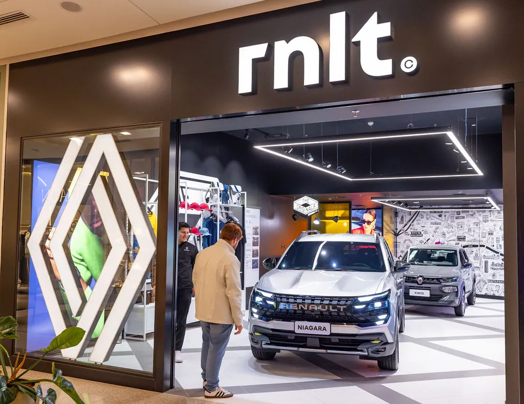 Renault Niagara prata vista de frente na loja rnlt