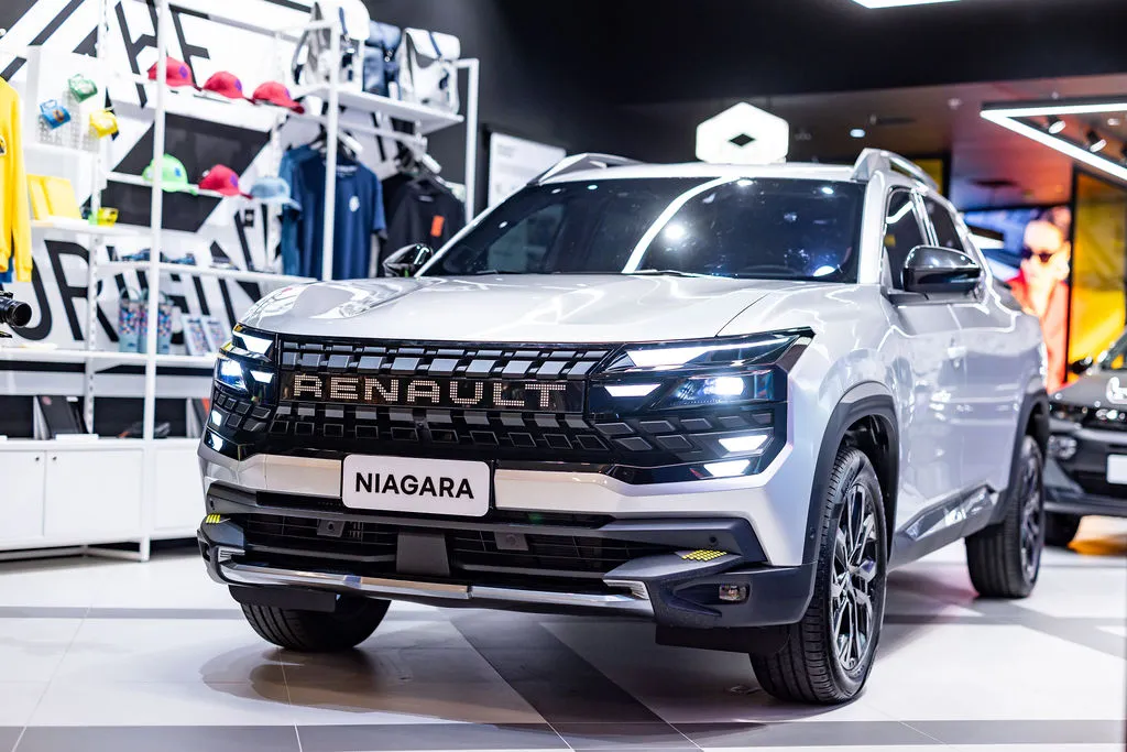 Renault Niagara vista de frente com os faróis acesos