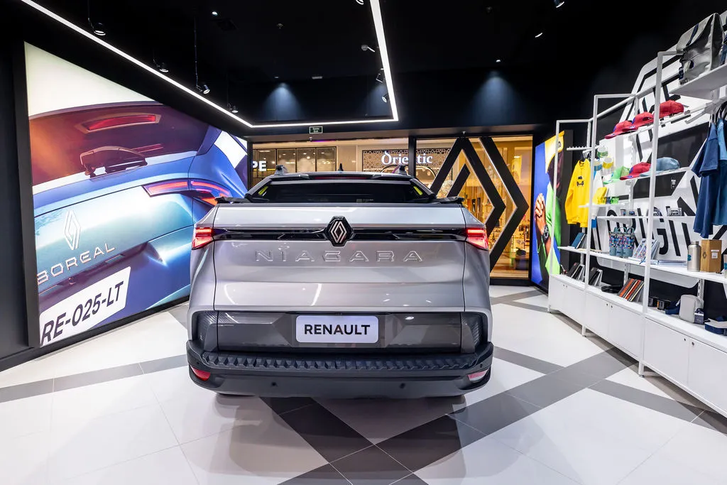 Traseira da Renault Niagara na loja rnlt, ao lado de um painel do Boreal