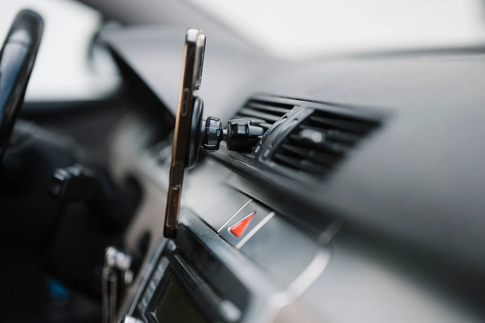 Celular preso em suporte no painel de um carro