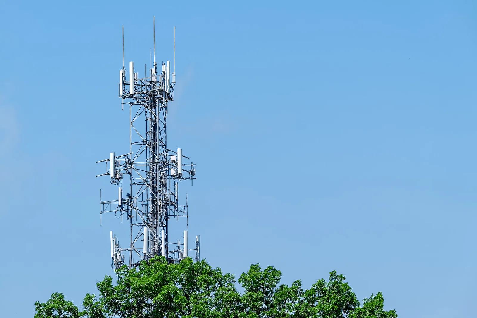Torre de telefonia celular com antenas