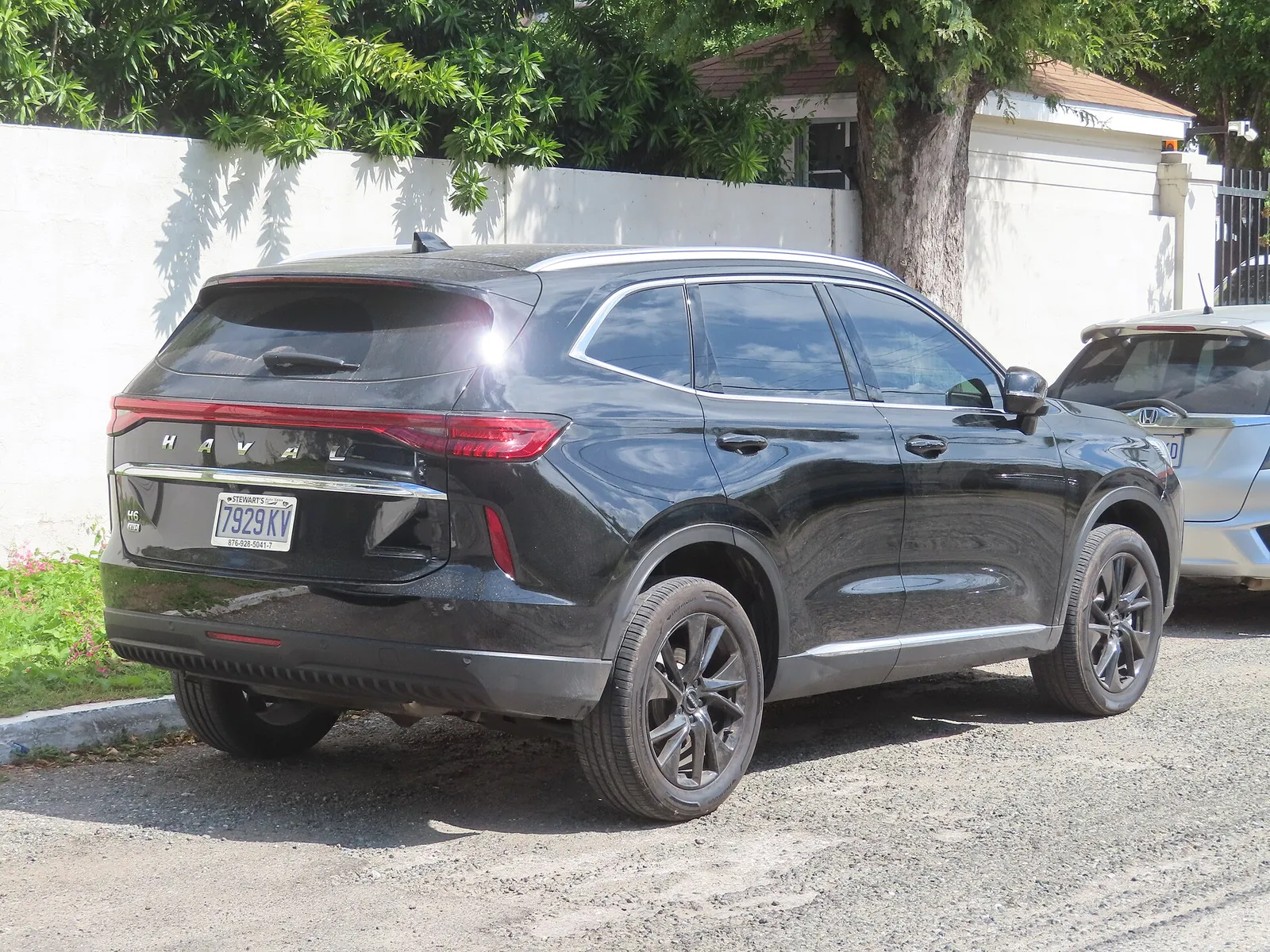 Traseira de um GWM Haval H6 preto estacionado