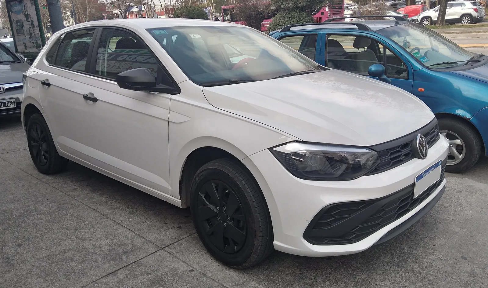 Volkswagen Polo Track branco visto de frente