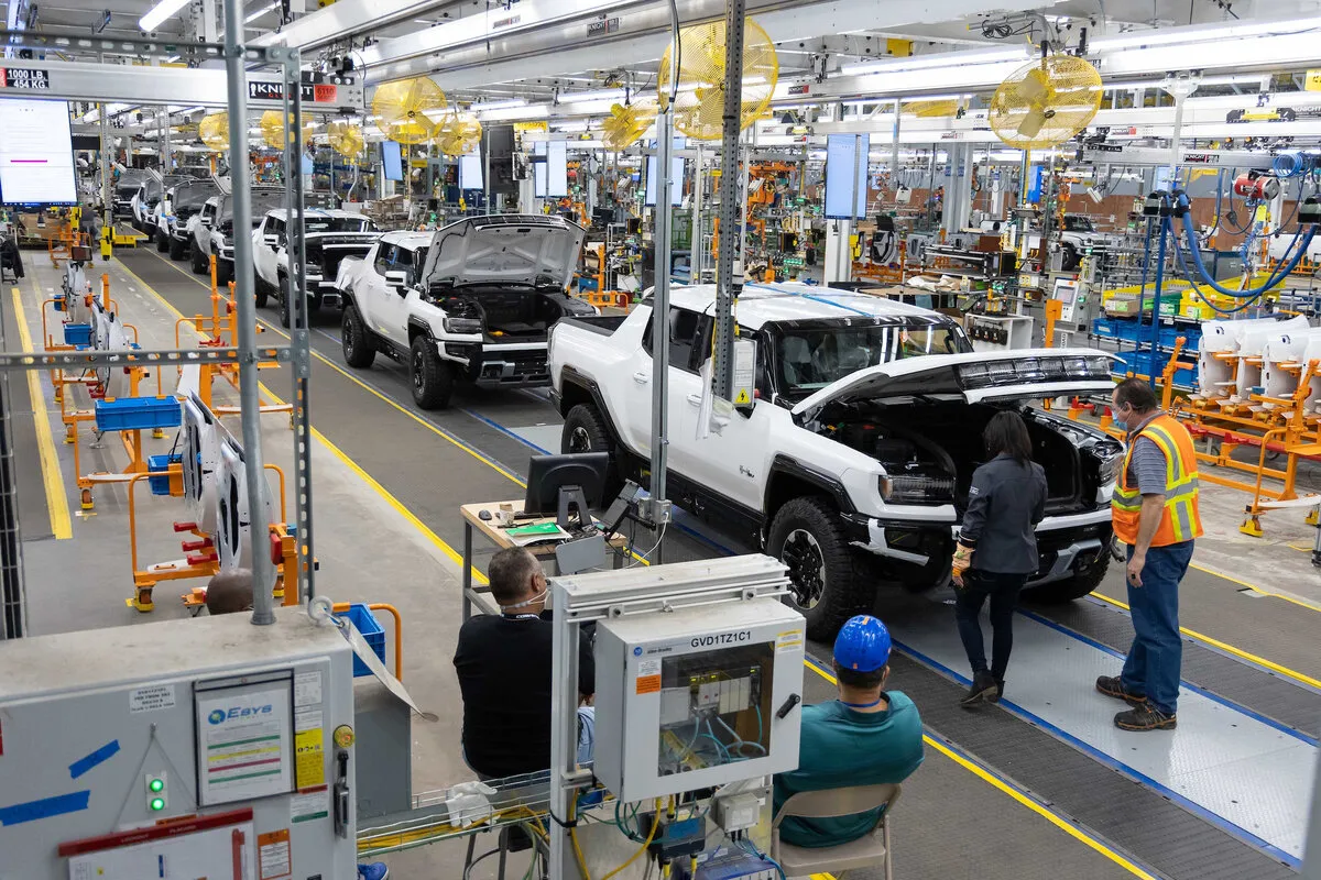 Linha de montagem de picapes elétricas GMC Hummer EV nos Estados Unidos