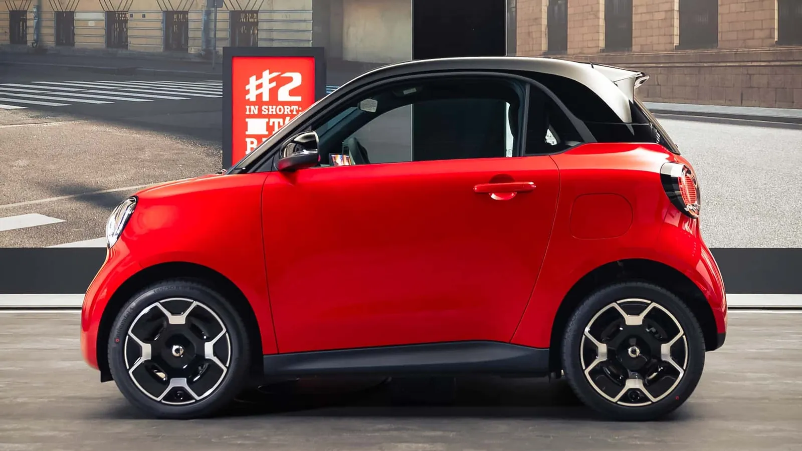 Smart #2 vermelho visto de lado