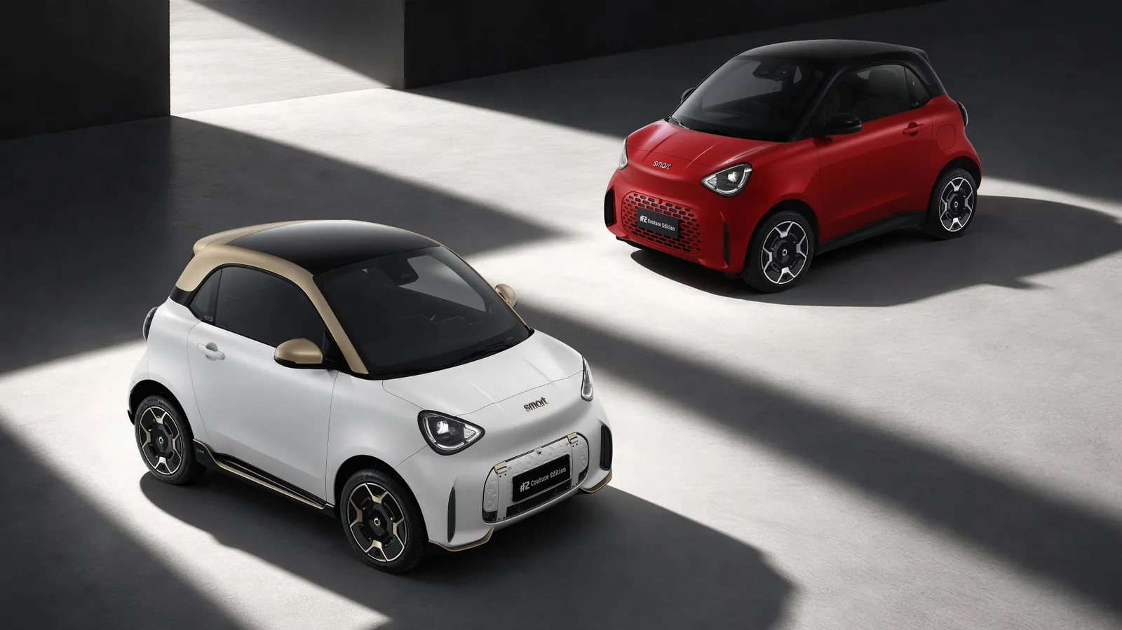 Smart #2 branco com teto dourado (Couture Edition) e Smart #2 vermelho