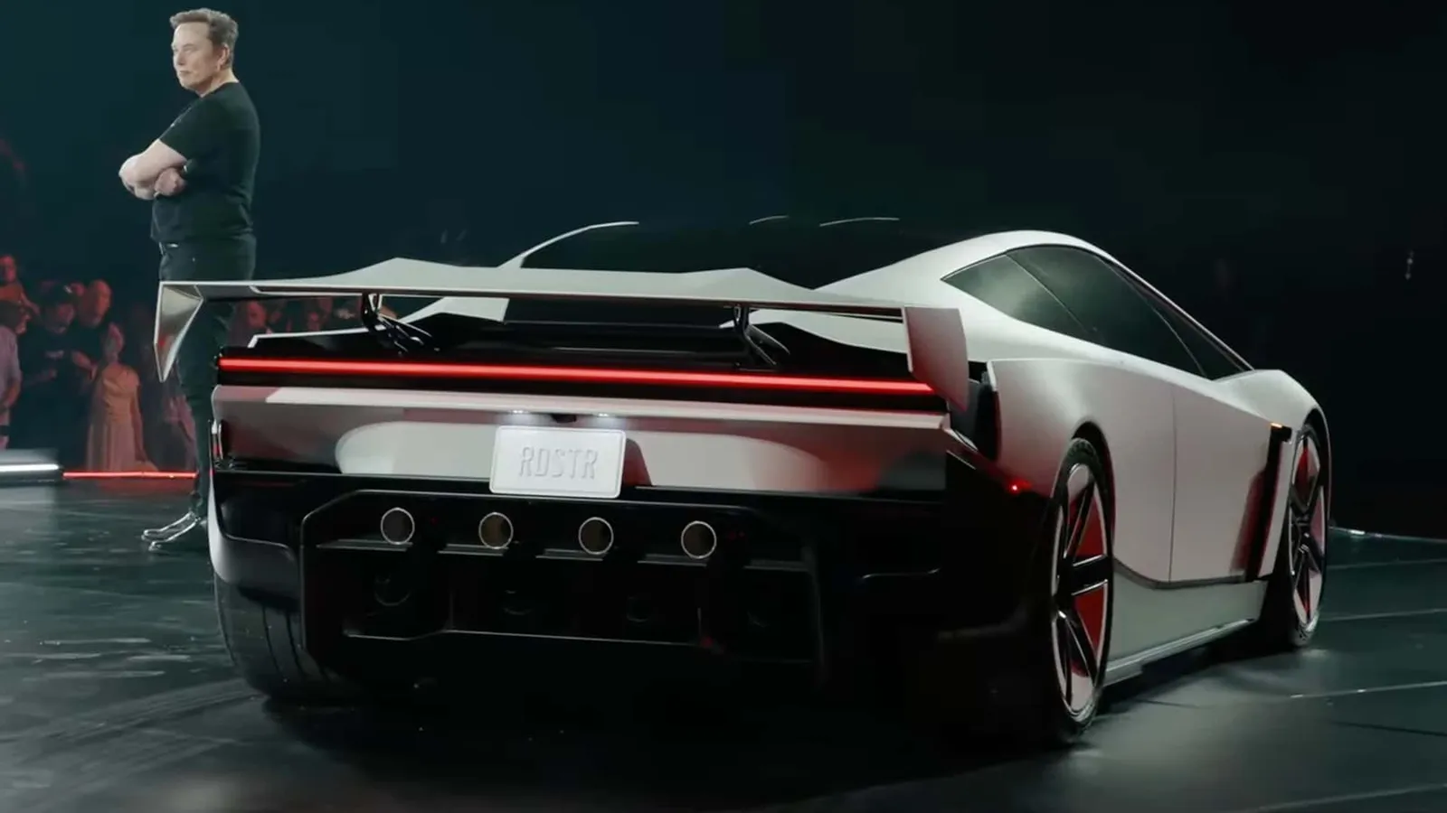 Dianteira do Tesla Roadster com faróis triangulares