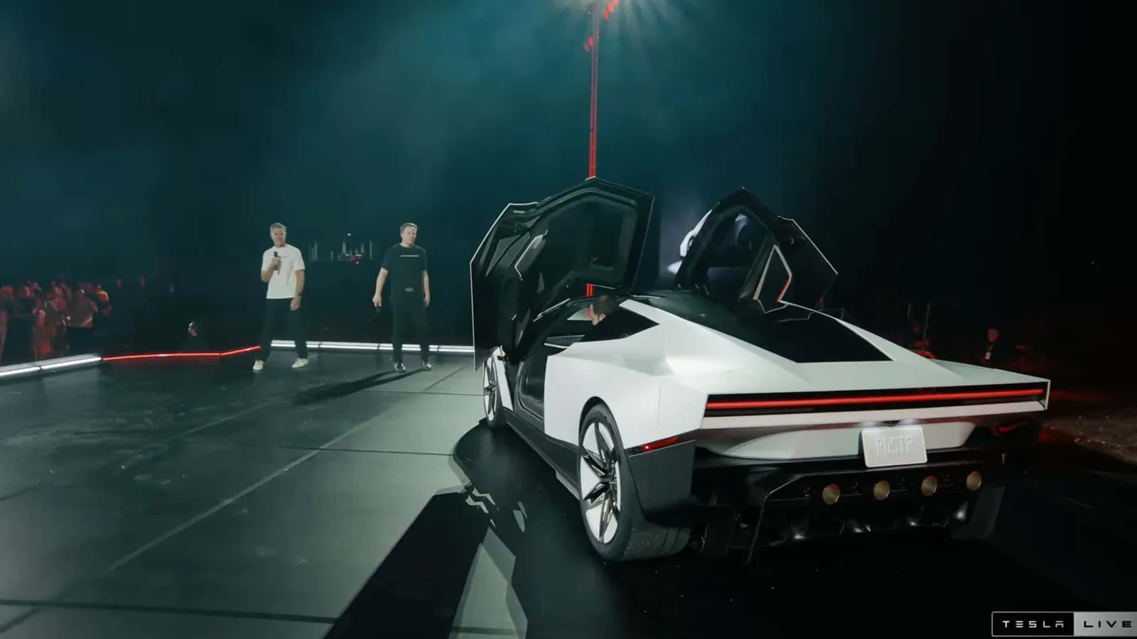 Tesla Roadster com as portas abertas para cima, no palco