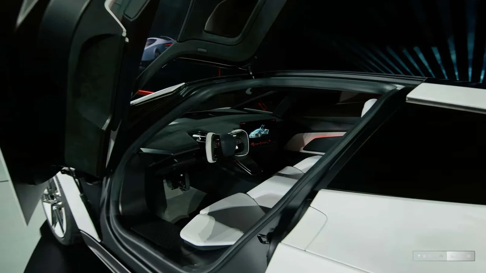 Interior do Tesla Roadster com volante em forma de manche