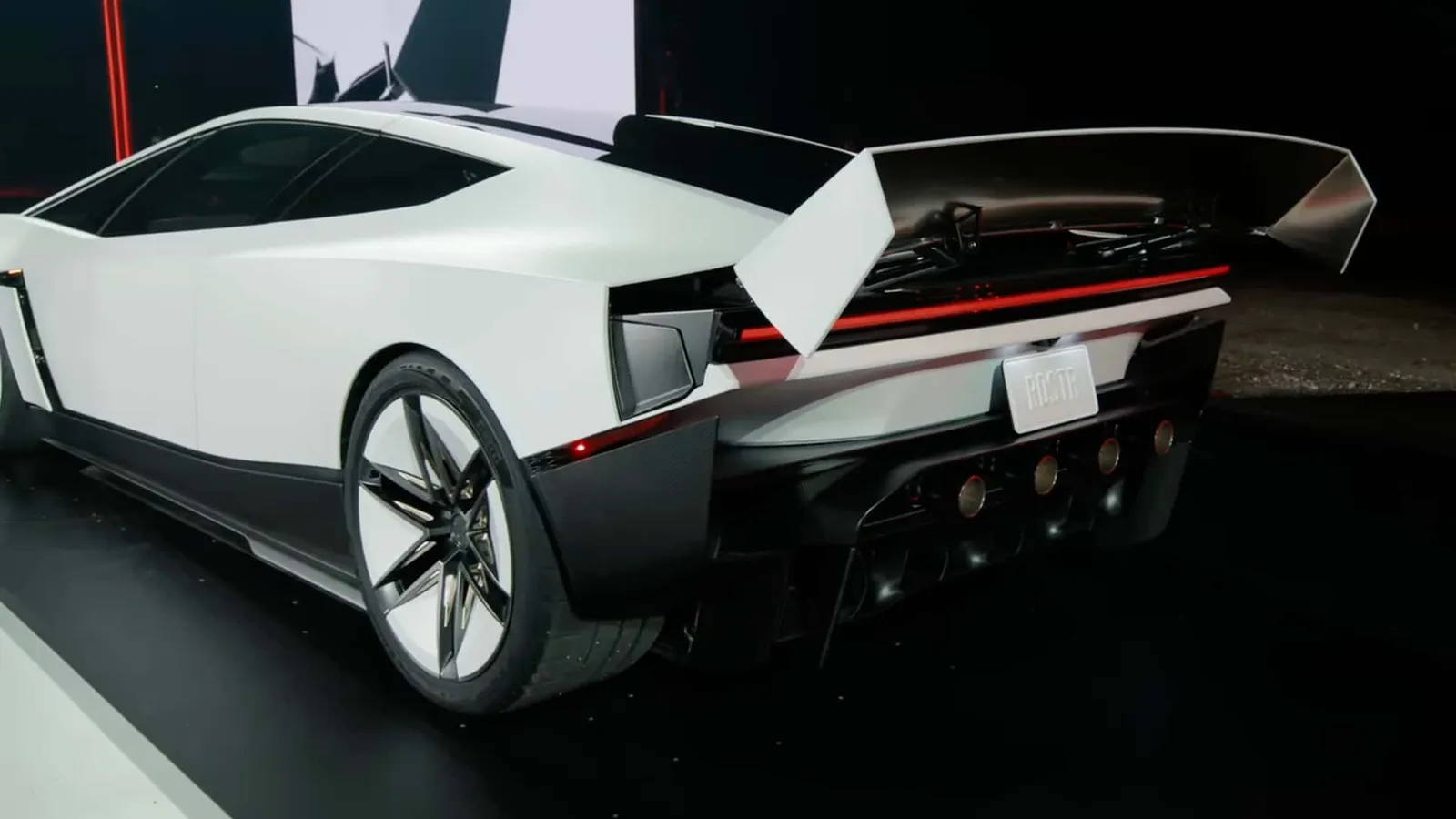 Traseira do Tesla Roadster com a asa levantada