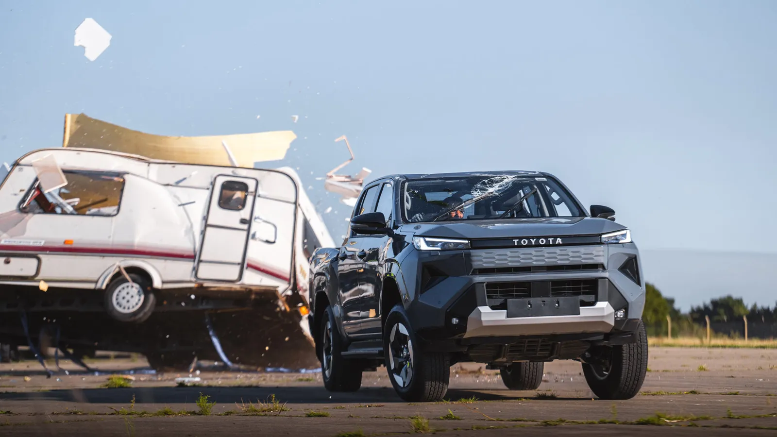 Toyota joga trailer de 760 kg sobre a nova Hilux elétrica em teste inspirado no Top Gear