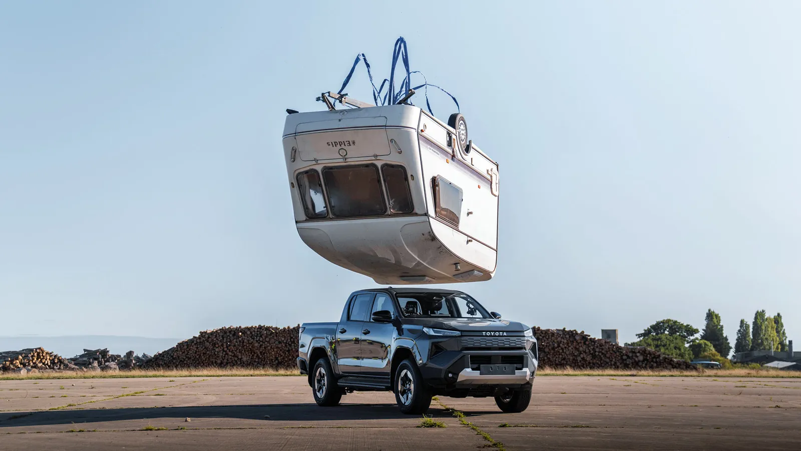 Trailer suspenso por guindaste sobre a Toyota Hilux elétrica