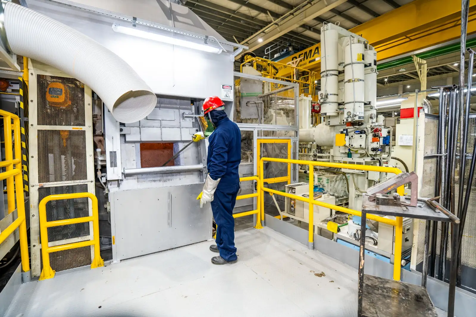 Operador com roupa de proteção trabalha no forno da fundição da Toyota em Porto Feliz