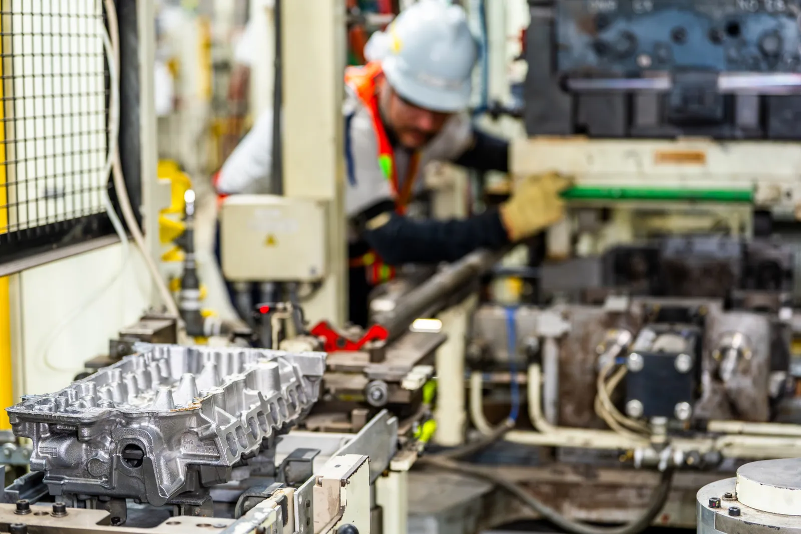 Cabeçote de motor em alumínio na linha de produção da Toyota