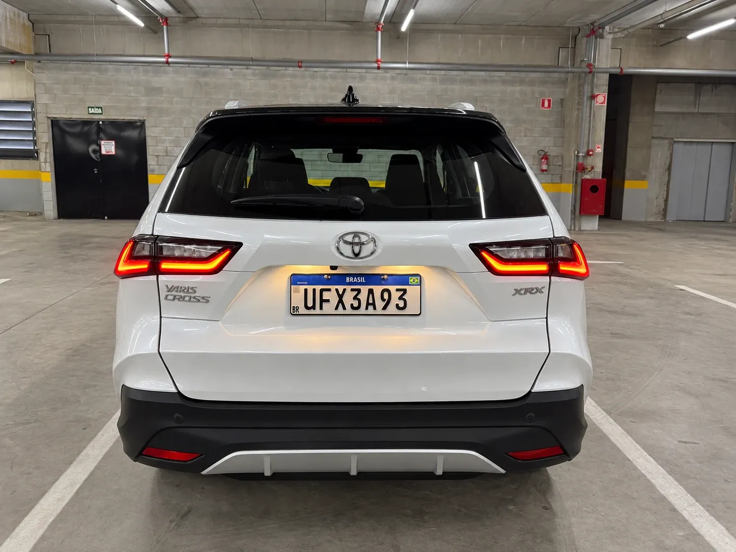 Traseira com lanternas full LED e o logotipo XRX