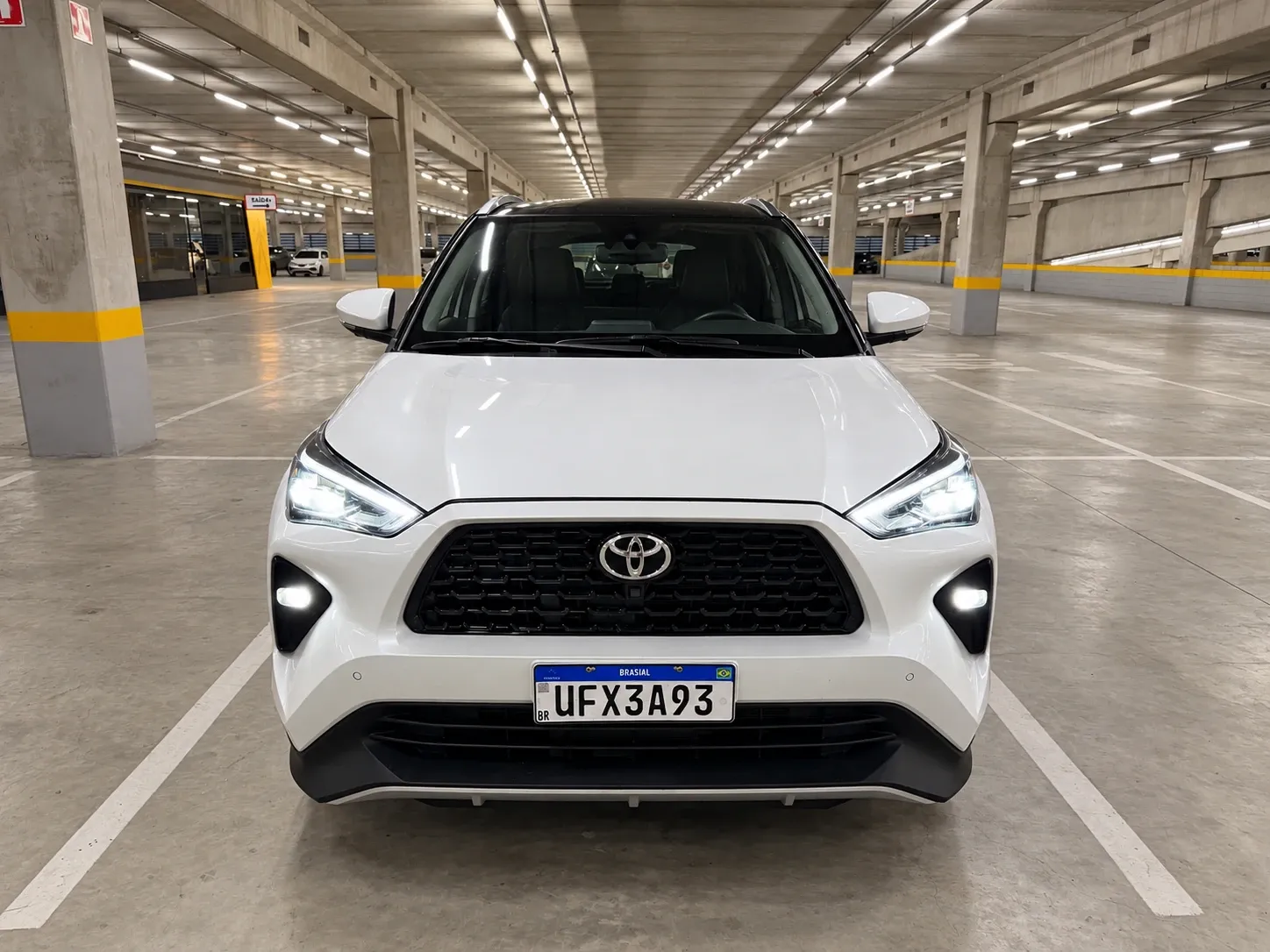 Toyota Yaris Cross XRX Flex branco visto de frente