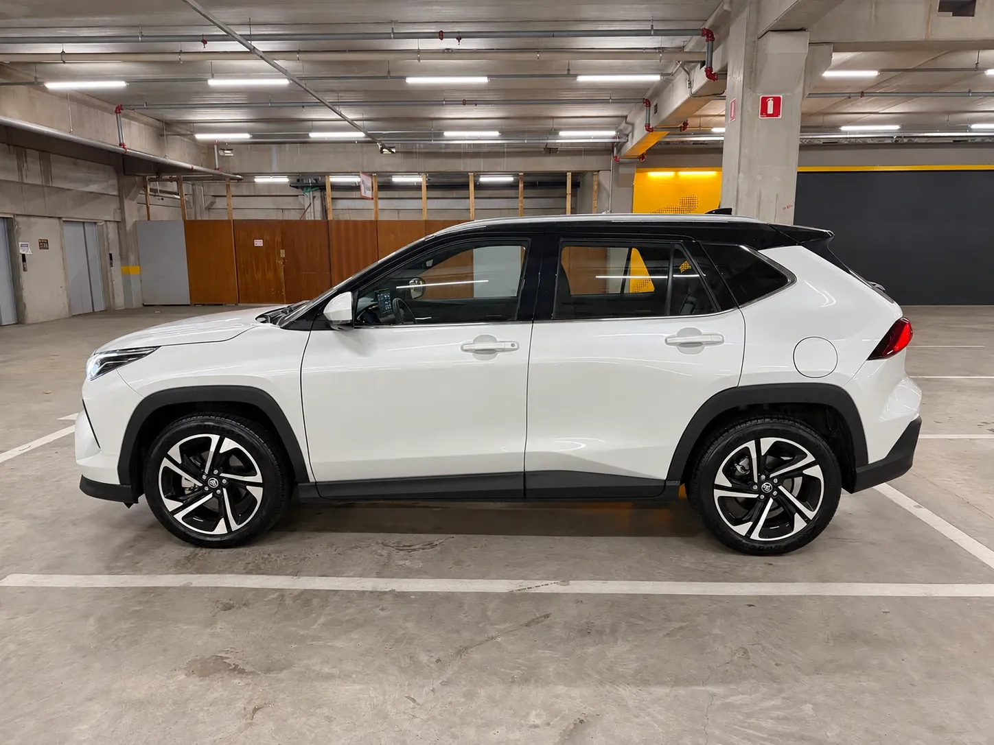 Toyota Yaris Cross XRX Flex visto de lado