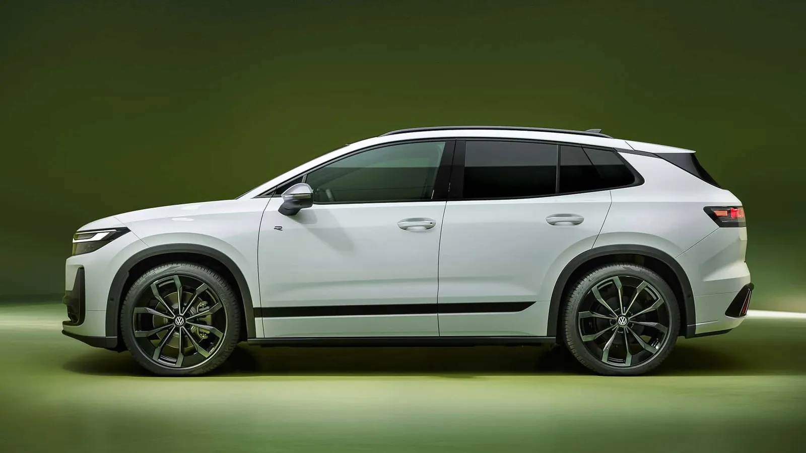 Volkswagen ID. Tiguan branco visto de lado