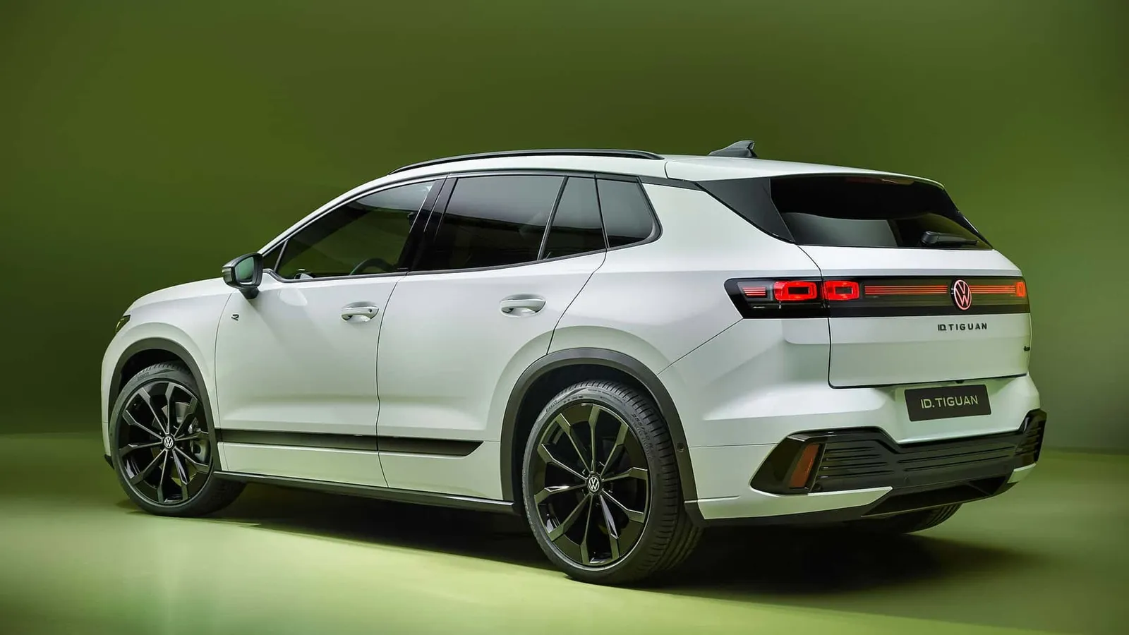 Traseira do Volkswagen ID. Tiguan com a barra de luz entre as lanternas