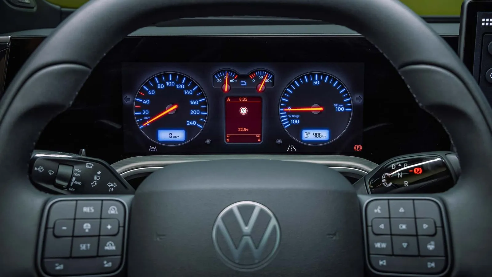 Quadro de instrumentos do ID. Tiguan no modo Retro, imitando o painel do Golf IV