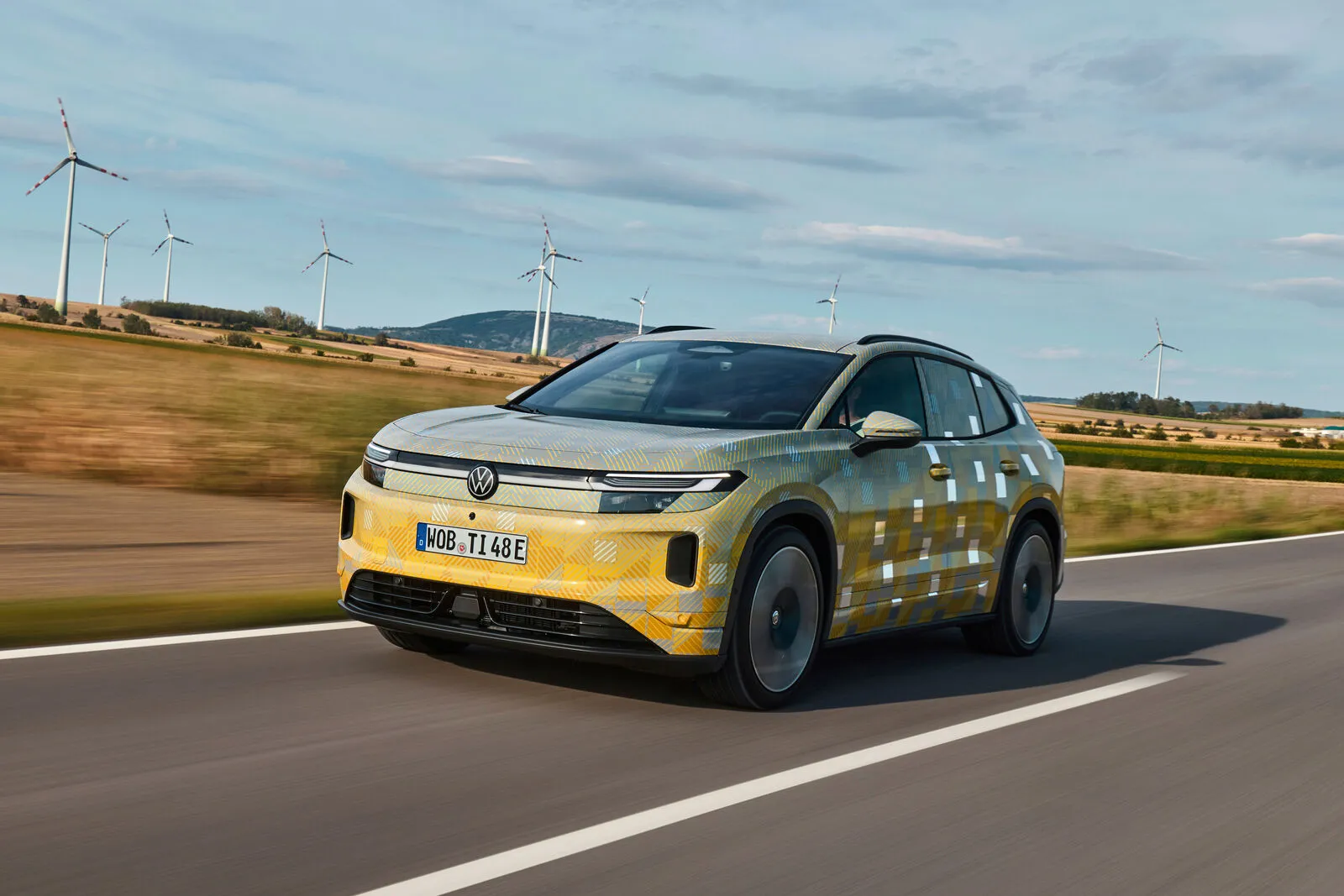 Volkswagen ID. Tiguan camuflado em movimento, visto de frente