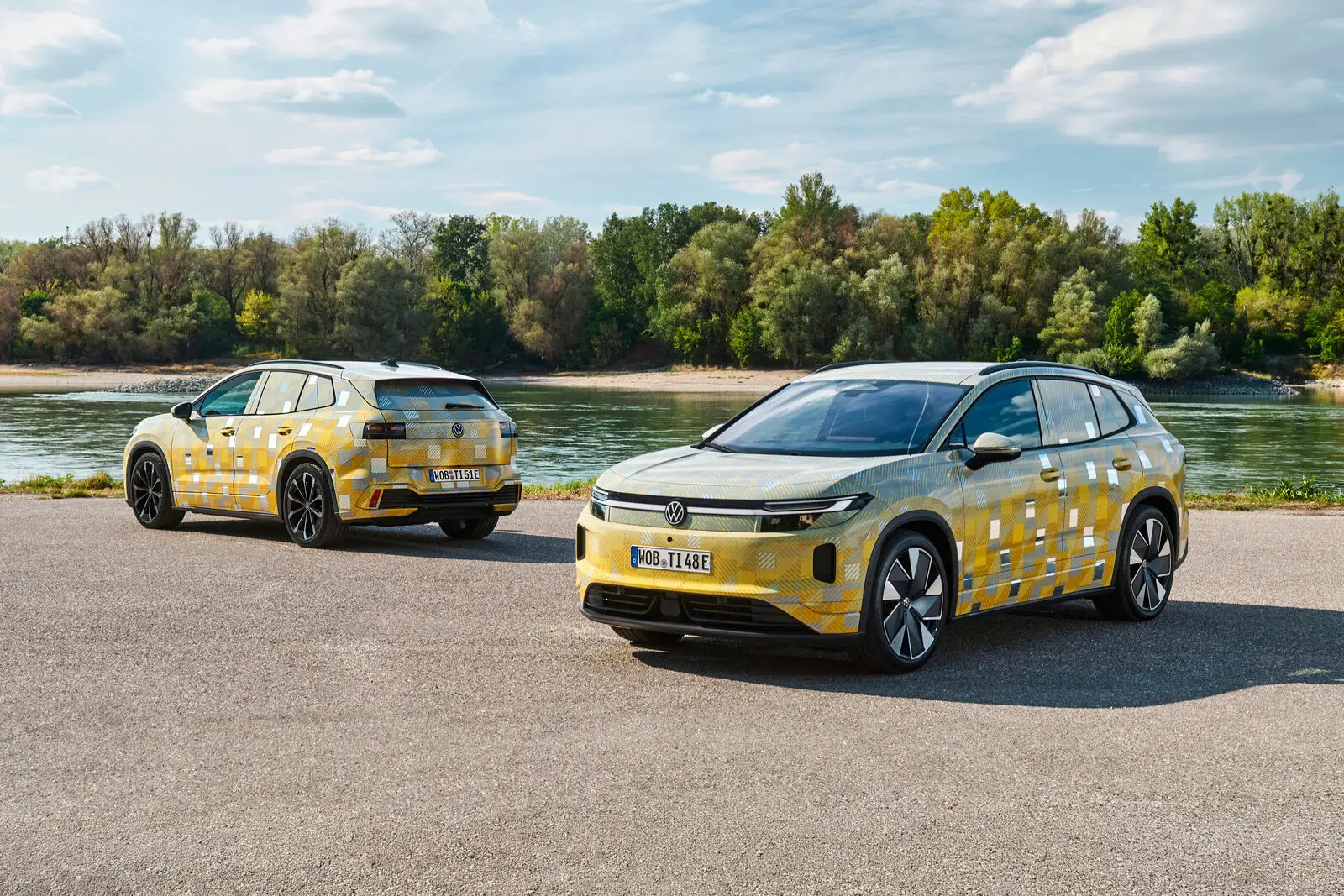 Duas unidades de teste do Volkswagen ID. Tiguan camufladas, vistas de frente e de trás