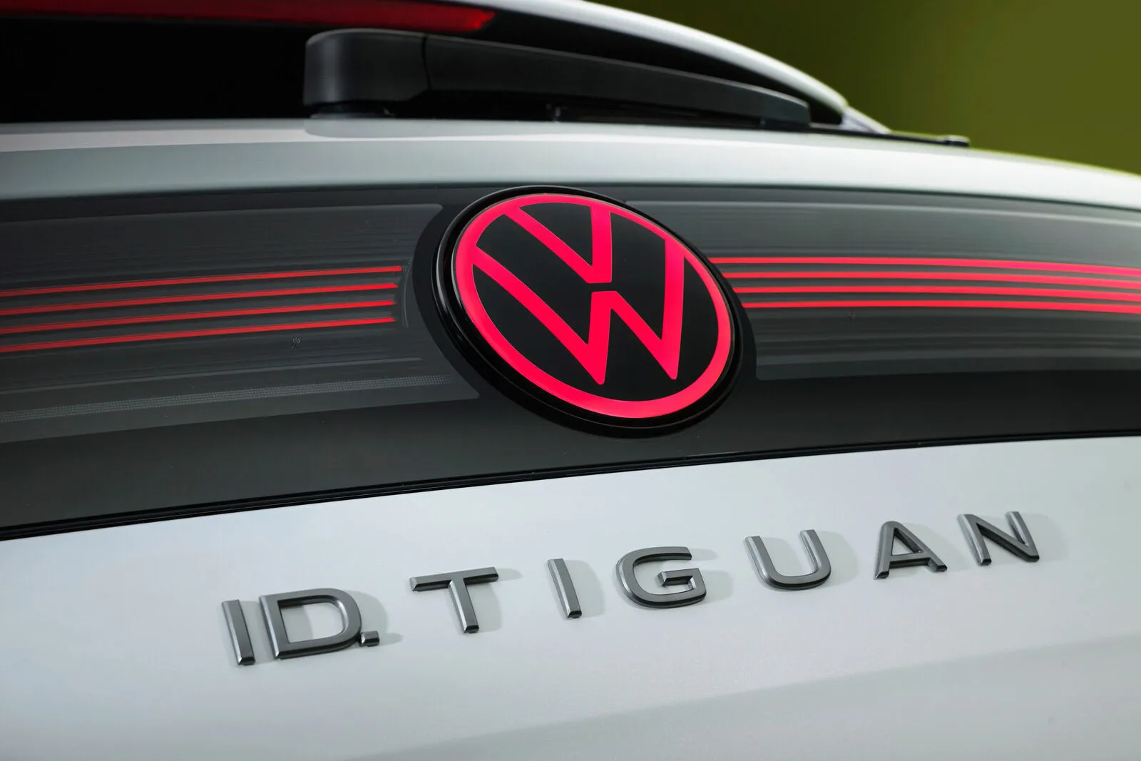 Detalhe da traseira do ID. Tiguan com logotipo iluminado e o nome do modelo
