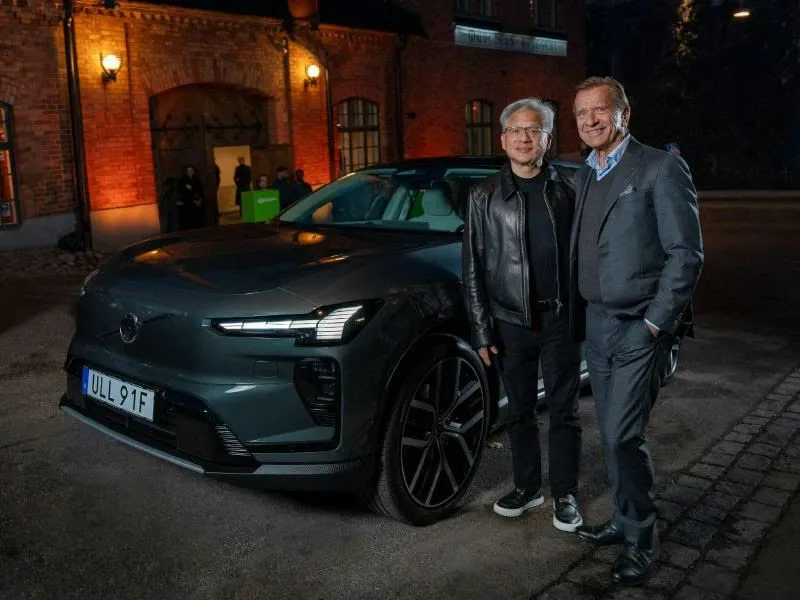 Jensen Huang, da NVIDIA (à esquerda), e Håkan Samuelsson, da Volvo Cars, no anúncio da parceria.